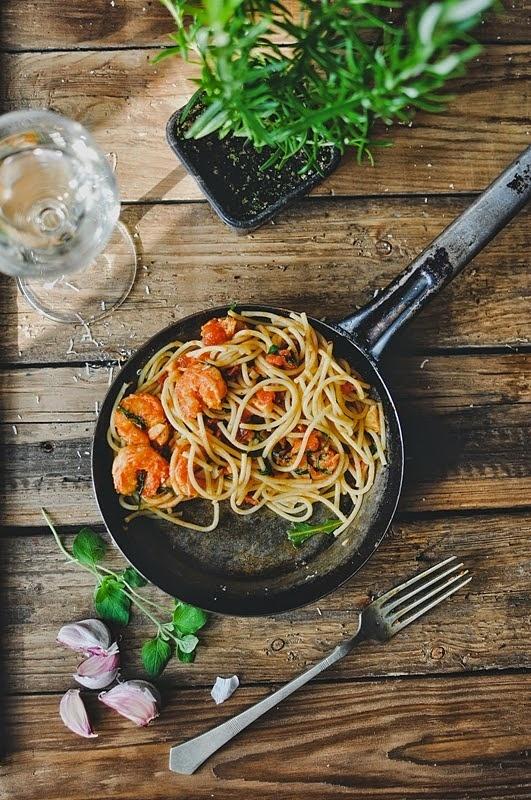 Spaghetti z krewetkami chili i rukolą