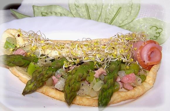 Wiosenny lekki omlet ze szparagami i szynką