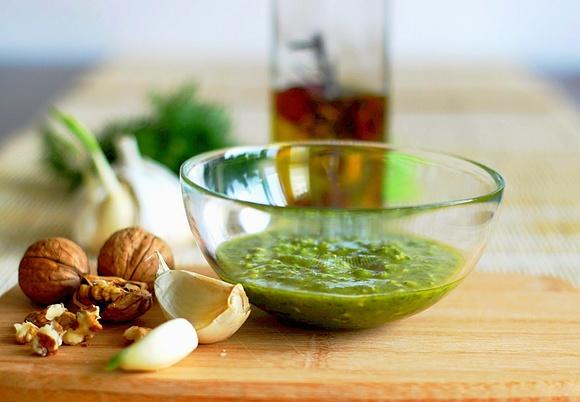 Zielone pesto z bazylii, czosnku i orzechów włoskich