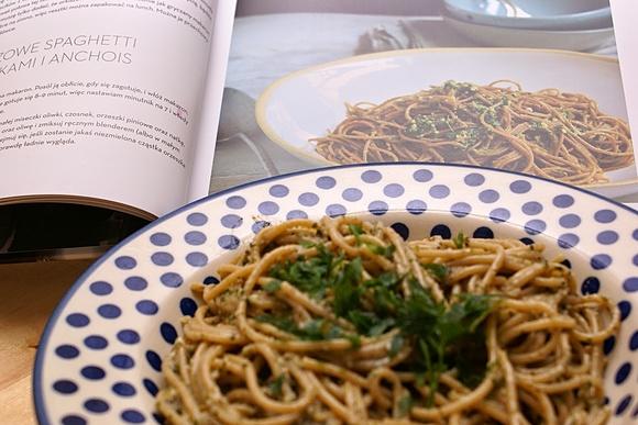Pełnoziarniste spaghetti z oliwkami i anchois