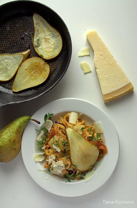 Tagliatelle z kalarepką, szynką parmeńską, gruszką, tymiankiem i sosem z suszonych pomidorów