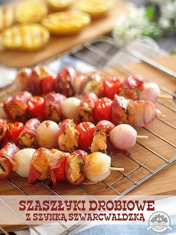 Szaszłyki drobiowe z szynką szwarcwaldzką pomidorkami cherry i szalotkami