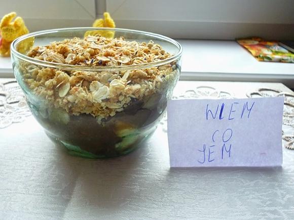Domowa granola i pudding z karobem i sezamem