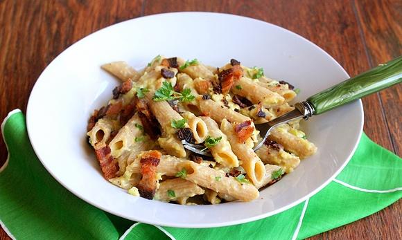 Makaron z kremowym pesto z pora i chrupiącym boczkiem