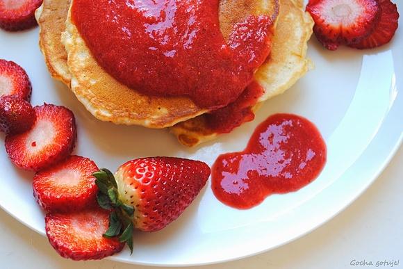 Pancakes z musem truskawkowym