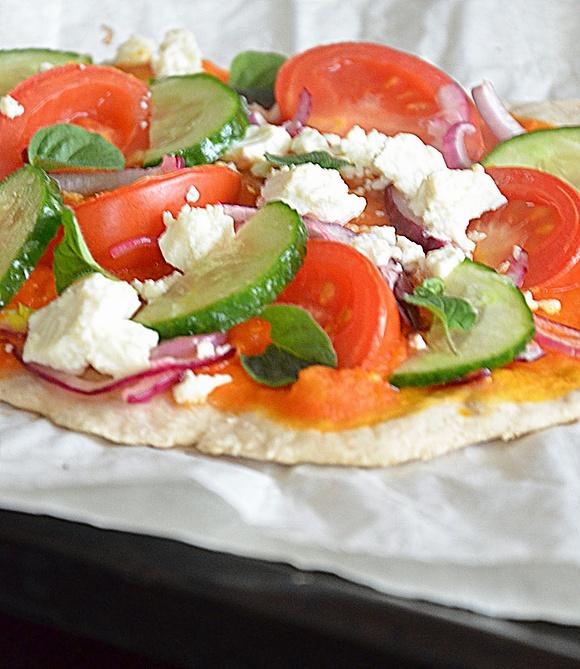 Pizza w stylu greckim wegetariańska z warzywami