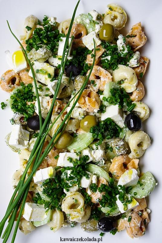 Sałatka z tortellini, fetą i szczypiorkiem