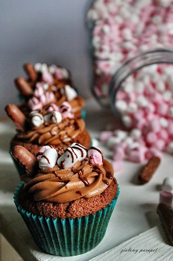 Babeczki czekoladowe z kremem maślanym i marshmallows