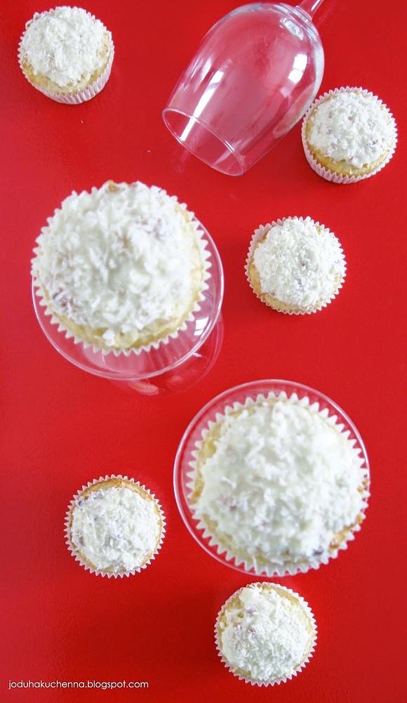 Kokosowe muffiny oblane białą czekoladą