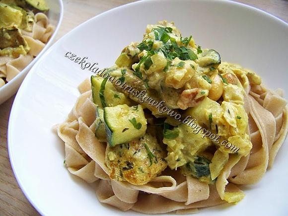 Żółto-zielone curry z kurczakiem i cukinią