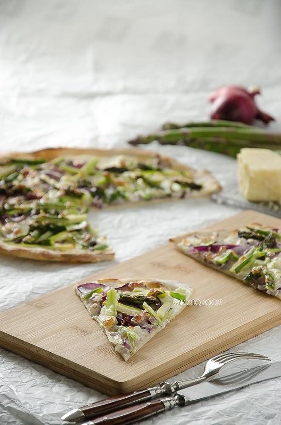 Pizza ze szparagami i czerwoną cebulą