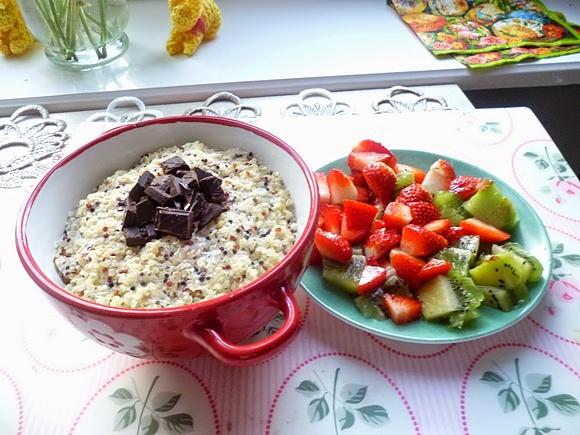 Quinoa na wiosnę z duszonym rabarbarem i jogurtem naturalnym