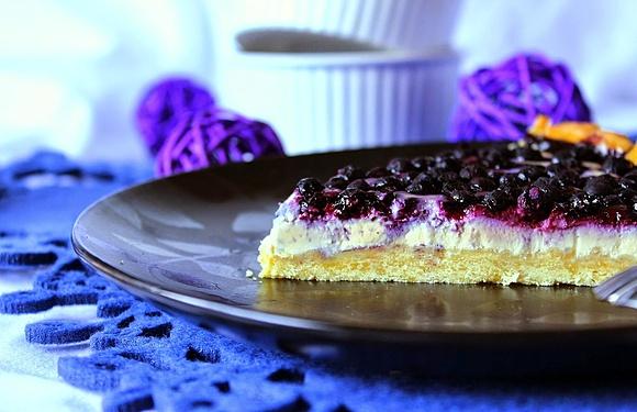 Tarta z creme brulee i jagodami