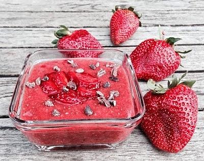 Truskawkowy pudding chia z goji i bananem wegański raw