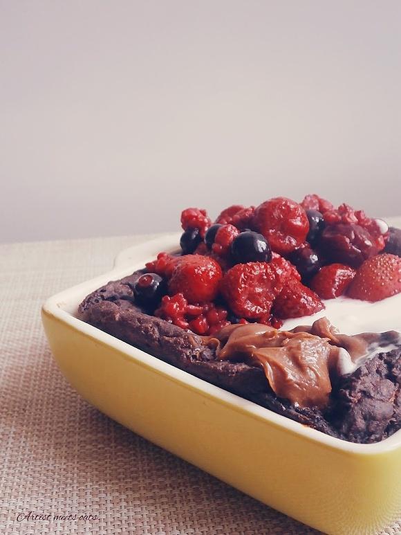 Cukiniowe brownie z owocami, kremem czekoladowo-orzechowym i jogurtem