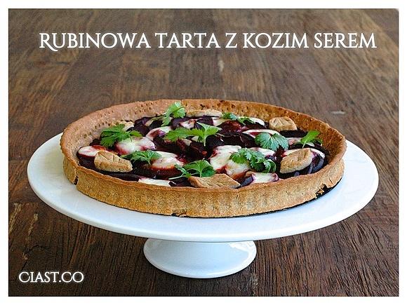 Rubinowa tarta z kozim serem na gryczanym spodzie