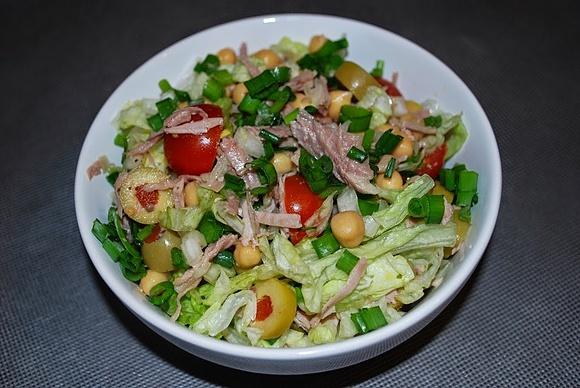 Sałatka z ciecierzycą i indykiem na lunch lub kolację