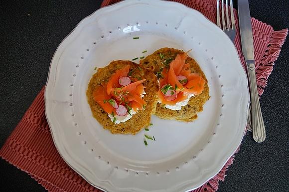 Placki z kaszy bulgur z wędzonym łososiem