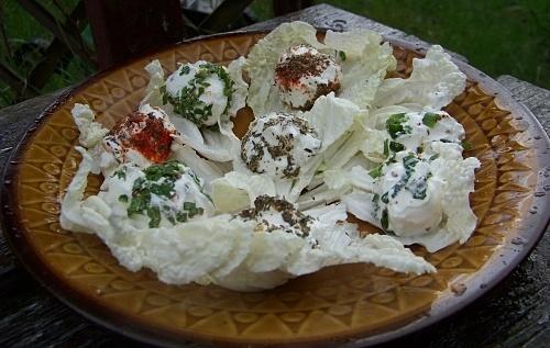 Labneh z ziołowymi kulkami