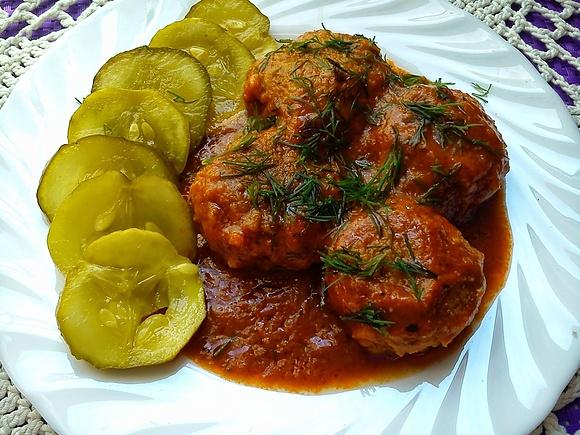 Pulpeciki w pomidorowym sosie z ryżem i marchewką