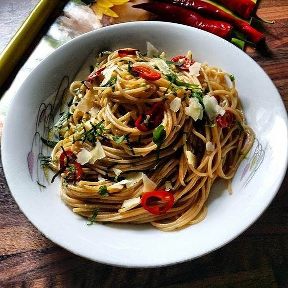 Spaghetti aglio olio e peperoncino - makaron z oliwą i czosnkiem