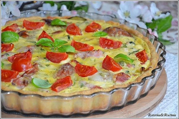 Tarta z cukinią, wędzonym kurczakiem i pomidorami