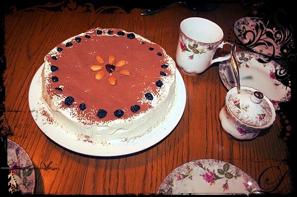 Tort tiramisu inaczej na okrągłym biszkopcie
