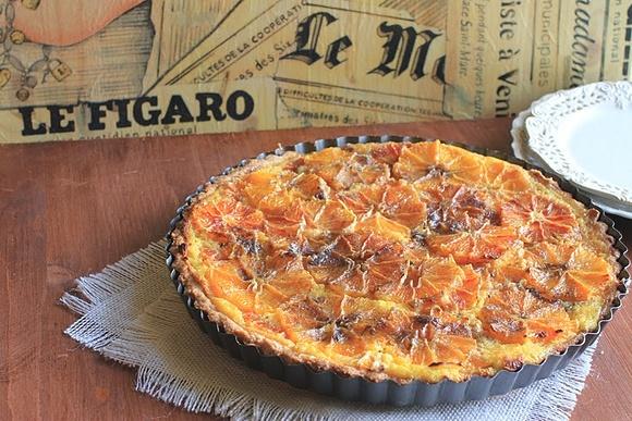 Tarta z kremem ciastkarskim i karmelizowanymi pomarańczami