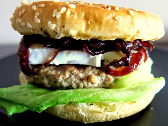 Hamburger z grilla z serem pleśniowym