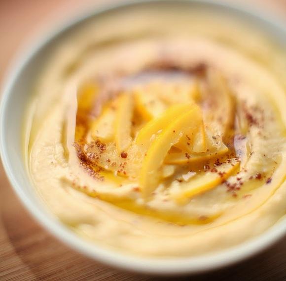 Hummus z kiszoną cytryną i chlebki manakish z za’atarem