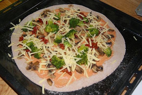 Pizza na majówkę z sosem czosnkowym
