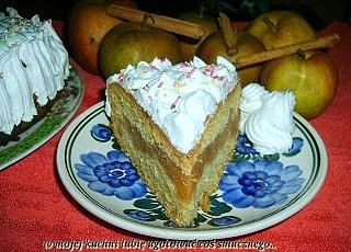 Cynamonowe jabłka w cieście z bitą śmietaną