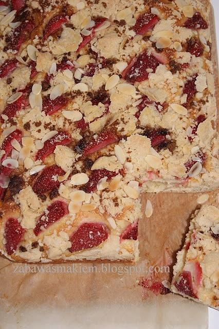 Drożdżowy placek z truskawkami
