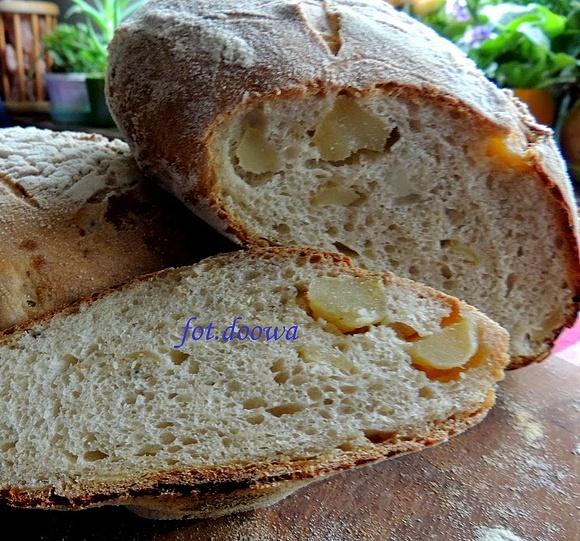 Chleb z pieczonymi ziemniakami i rozmarynem