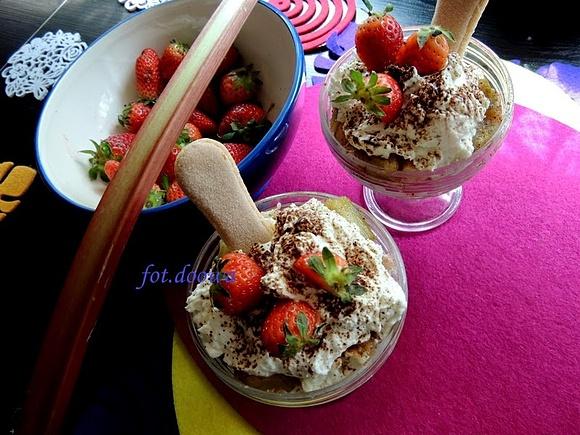 Deser z rabarbarem i serami w stylu tiramisu