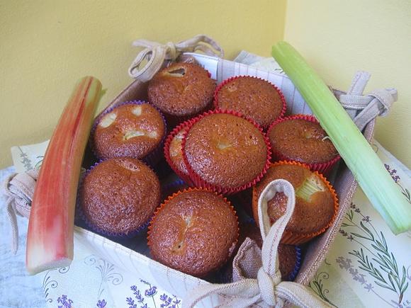 Waniliowe muffinki z rabarbarem
