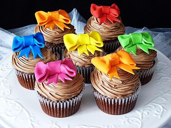 Czekoladowe cupcake z kokardkami