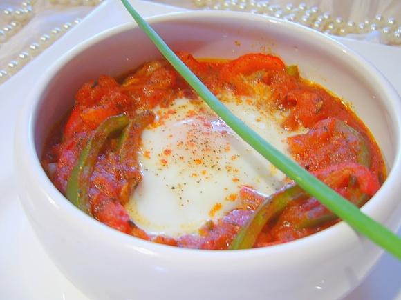 Jajko zapiekane w piperade