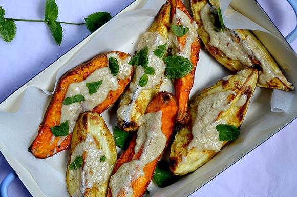 Pieczone słodkie ziemniaki z miętą i sosem tahini