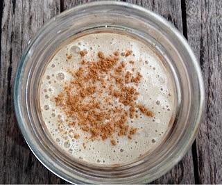 Banan i daktylowy shake wegański z migdałami