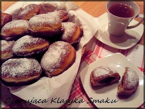 Pączki z powidłami i cukrem pudrem
