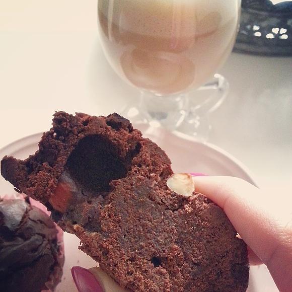 Brownie z migdałami i białą czekoladą