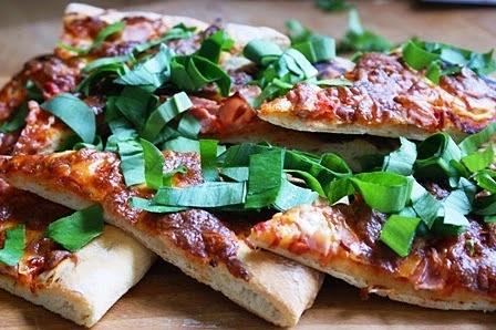 Pizza z szynką, mozzarellą i czosnkiem niedźwiedzim