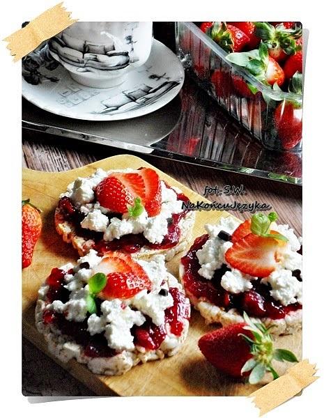 Wafle ryżowe z twarożkiem i truskawkami