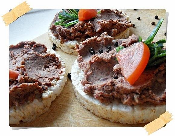 Pasta z czerwonej fasoli z pestkami słonecznika