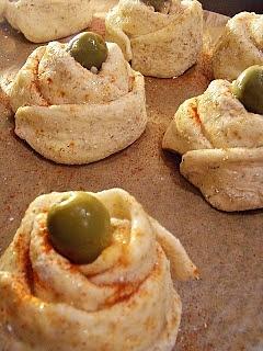 Różyczki czosnkowe z żółtym serem i masełkiem czosnkowym