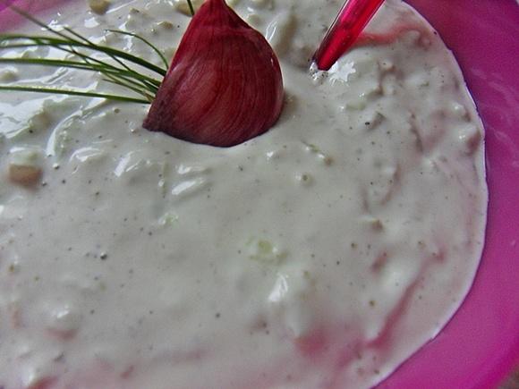 Tzatziki - grecki sos czosnkowy z jogurtem