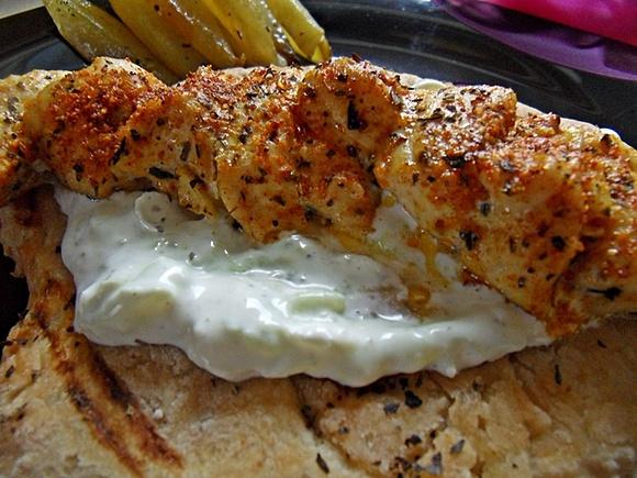 Souvlaki greckie mięso nadziewane na szpaki lub zawinięte w pitę