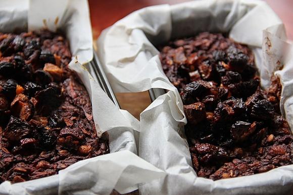 Pieczone owsiane brownie z jabłkiem, bananem i truskawkami