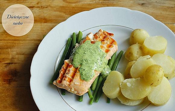 Grillowany łosoś z sosem pietruszkowym